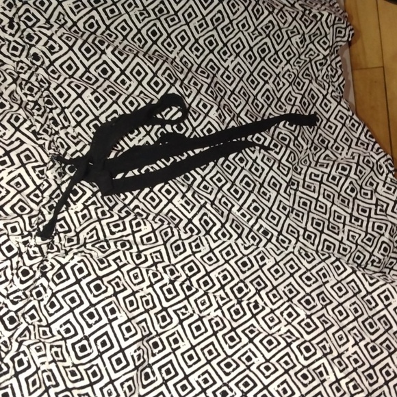 Old Navy women's black and white geometric Romper size Medium Nwot - Picture 7 of 17